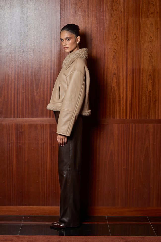 KRÓTKI KOŻUCH TAWNY W KOLORZE CAFFEE LATTE