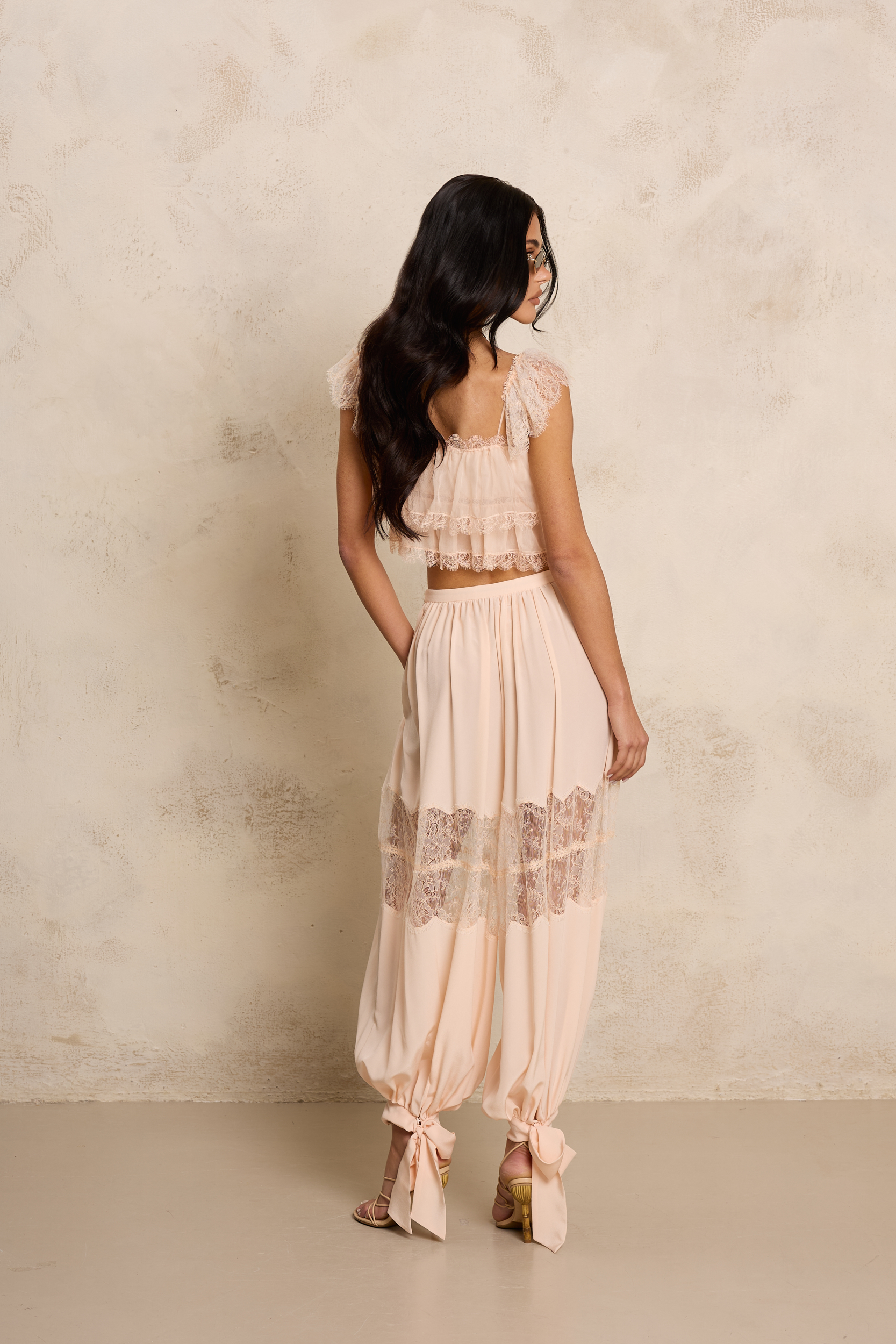 KOMBINEZON Z JEDWABIU I FRANCUSKIEJ KORONKI CHANTELL KOMBINEZON Z JEDWABIU I FRANCUSKIEJ KORONKI CHANTELL