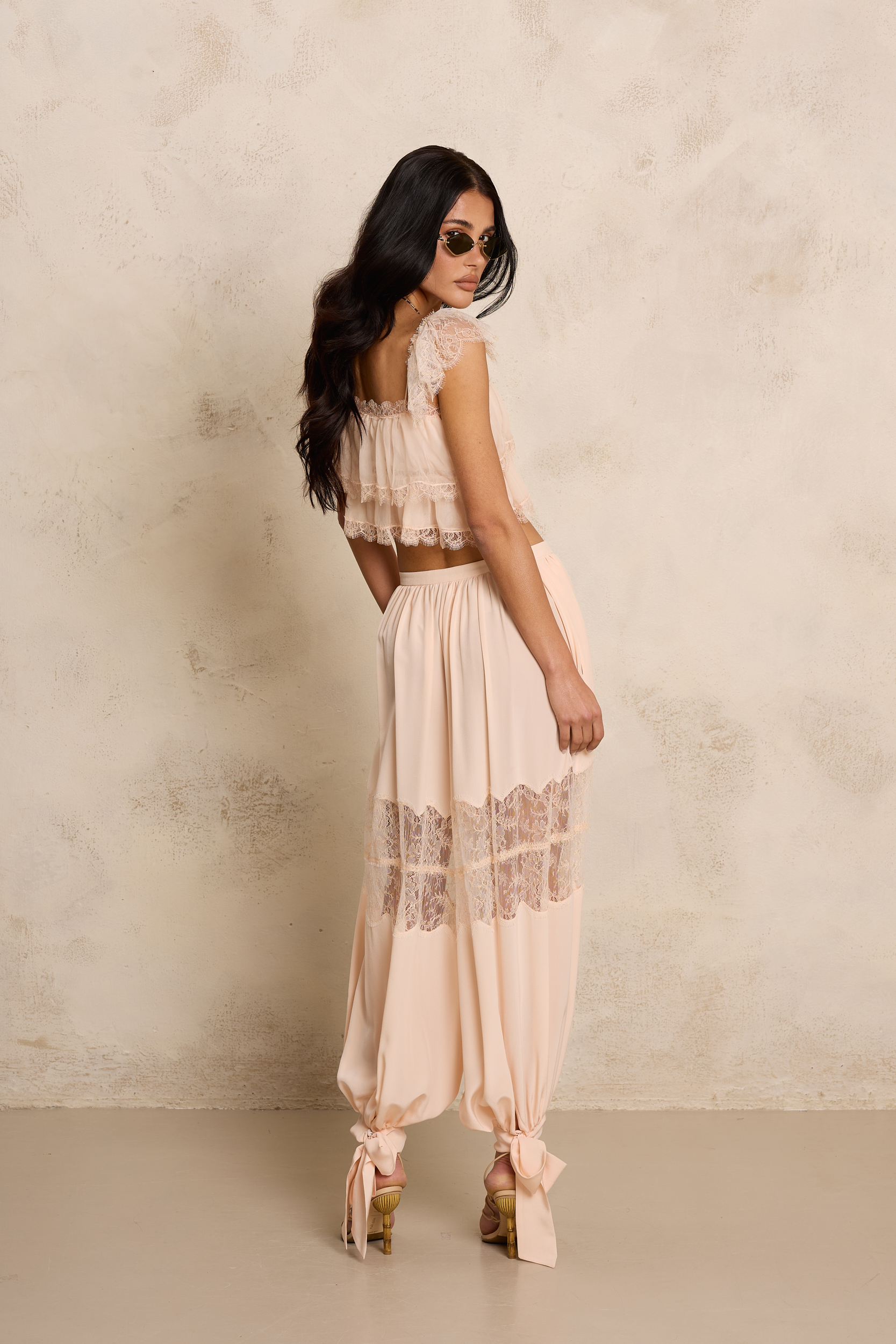 KOMBINEZON Z JEDWABIU I FRANCUSKIEJ KORONKI CHANTELL KOMBINEZON Z JEDWABIU I FRANCUSKIEJ KORONKI CHANTELL